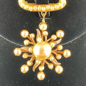 Vintage pearls in gold metal pin/brooch